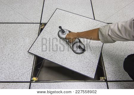 Man hand grab device Suction Lifter -  Tool platform  -  Tool for  The open floor in the data center