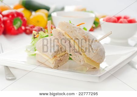 참치와 샐러드와 치즈 샌드위치