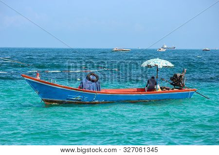 2019 October 06. Pattaya Thaland. Thai Traditianal Wood Boat Parking On The Sea At Koh Larn Island.