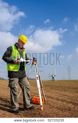 Arazi ölçü planı inşaat sitesinde arayan tacheometer ile ölçme