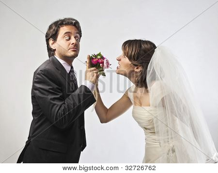 Noiva e noivo brigando