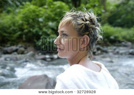 ผู้หญิงผมสีทองโดยสตรีม