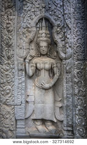 Та Prohm Is The Temple, It Rains In The Rainy Season.the Preserved Symbiosis Of Stone And Wood Allow