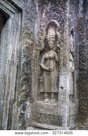 Та Prohm Is The Temple, It Rains In The Rainy Season.the Preserved Symbiosis Of Stone And Wood Allow