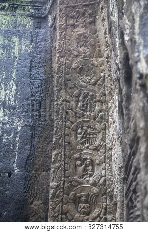 Та Prohm Is The Temple, It Rains In The Rainy Season.the Preserved Symbiosis Of Stone And Wood Allow