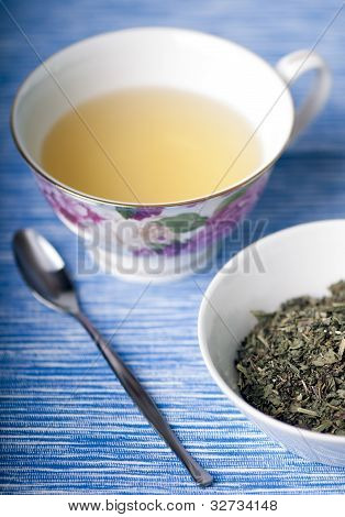 与干的茶叶绿色薄荷茶
