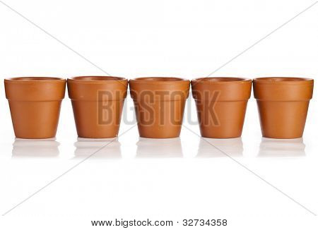 Række af ler Tom Flower Pot isoleret på hvid