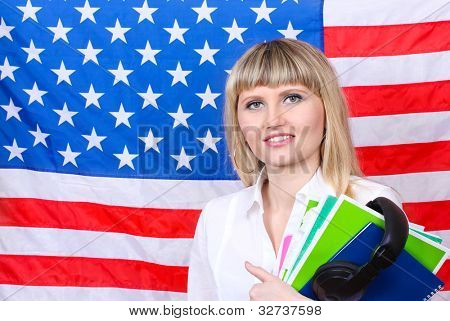 Giovane donna sullo sfondo della bandiera dell'America
