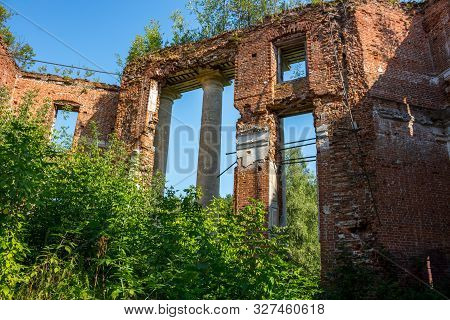 Petrovskoe-alabino Estate - The Ruins Of An Abandoned Farmstead At The End Of The 18th Century, Mosc
