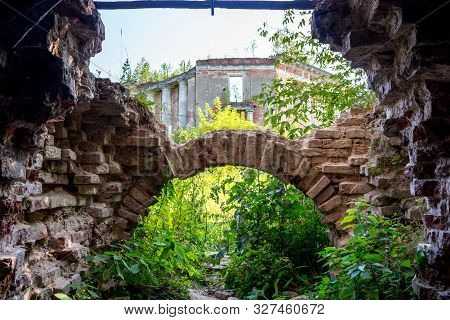 Petrovskoe-alabino Estate - The Ruins Of An Abandoned Farmstead At The End Of The 18th Century, Mosc