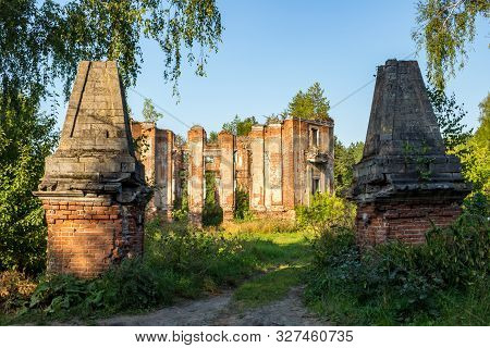 Petrovskoe-alabino Estate - The Ruins Of An Abandoned Farmstead At The End Of The 18th Century, Mosc