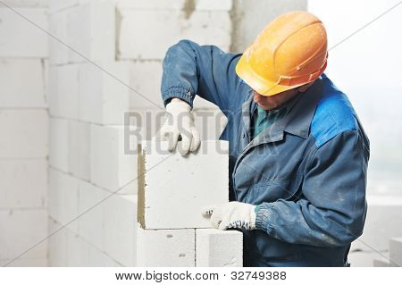 pedreiro de trabalhador de pedreiro de construção instalar tijolo de silicato de cálcio durante a criação da parede interior