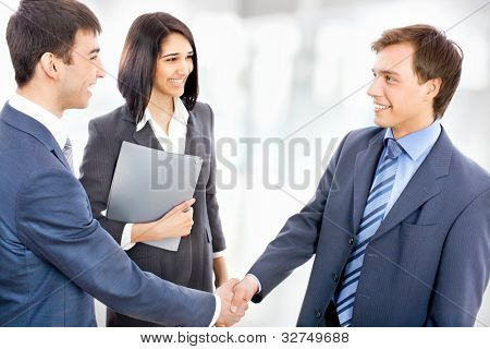 Empresarios estrecharme la mano, terminando una reunión