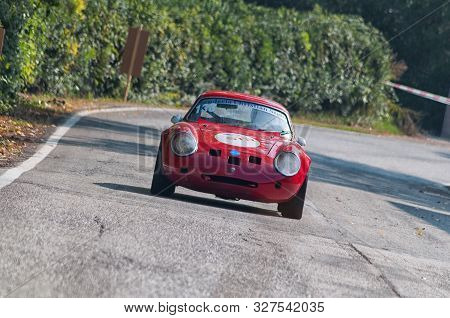 Pesaro Colle San Bartolo , Italy - Ott 12 - 2019 : Alfa Romeo Giulietta Szt On An Old Racing Car In 