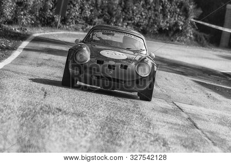Pesaro Colle San Bartolo , Italy - Ott 12 - 2019 : Alfa Romeo Giulietta Szt On An Old Racing Car In 