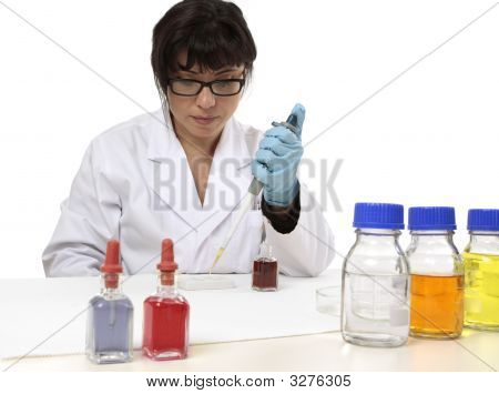 Scienziato con pipetta e Spotting piastra