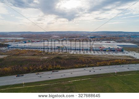 Ekaterinburg, Russia - Oktober 8, 2019: Trade And Warehouse Complex 