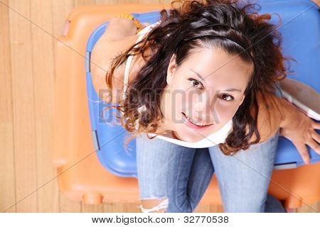 Ragazza seduta su valigie