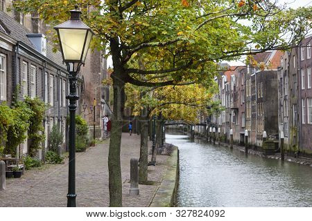 Unsharp Historic Canal Houses Along The Voorstraathaven And A Selective Focus On A Lamppost In Dordr