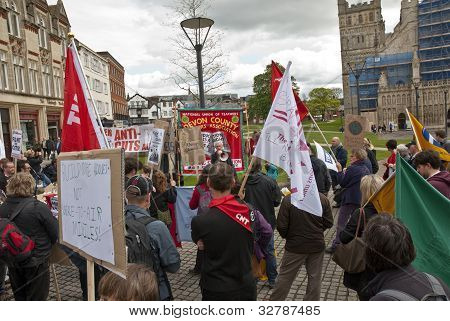 Los manifestantes escuchar discursos en la yarda de Catedral de Exeter como parte de la manifestación de mayo contra el carbón