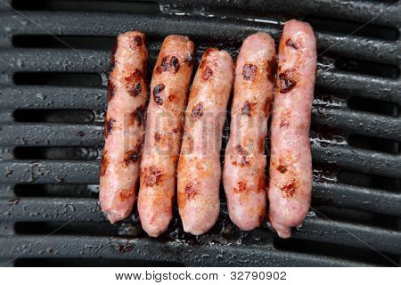 Salsichas em uma grade do Bbq