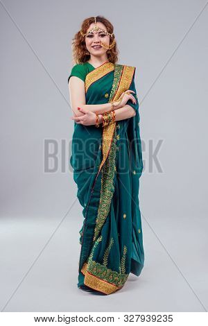 Indian Beautiful Fashion Brunette Woman In Green Traditional Wedding Rich Sari With Gold Jewelry Set