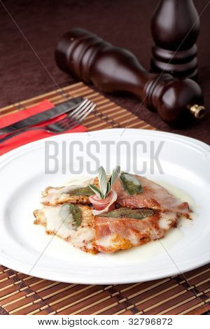Saltimbocca - dana eti prosciutto ve taze adaçayı yaprakları ile dilim.