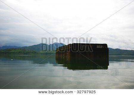 Tempel unter Wasser in sangkhlaburi