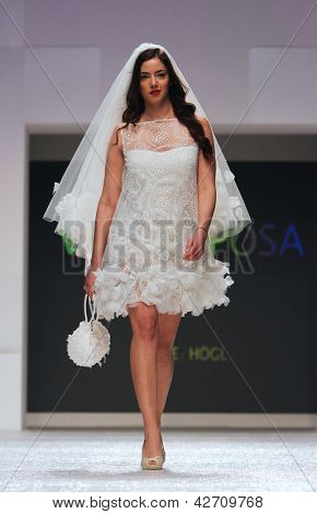 Záhřeb, Chorvatsko - 16. února: Fashion model nosí svatební šaty vyrobené od Vesna Sposa na 