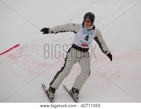 BUKOVEL, UKRAINE - 23 helmikuu: David Morris, Australia suorittaa nopeus tarkistuksen aikana Freestyle Ski Wo