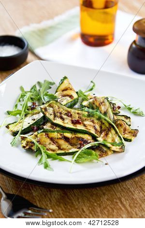 Grillad zucchini sallad