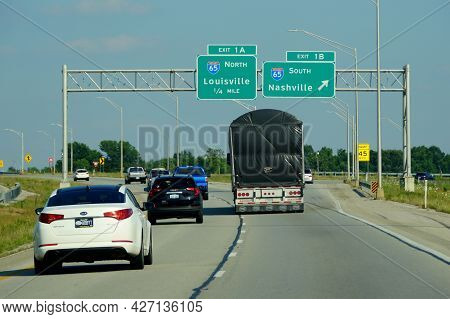 Bowling Green, Kentucky, U.s.a - June 16, 2021 - The Highway With The Split Into Interstate 65 North