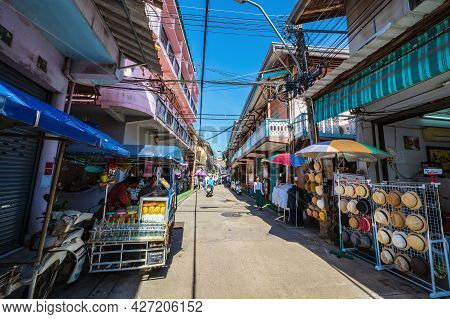 Chanthaburi,thailand-28 Nov 2020:unacquainted Tourist Walking On The Old Town Chanthaboon Waterfront