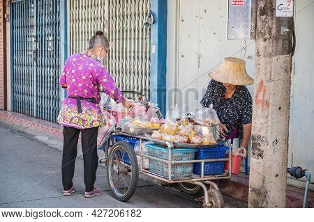 Chanthaburi,thailand-28 Nov 2020:vintage Food Stall At  The Old Town Chanthaboon Waterfront.chanthab