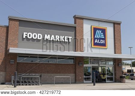 Plainfield - Circa July 2021: Aldi Discount Supermarket. Aldi Sells A Range Of Grocery Items, Includ