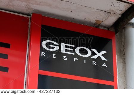 Toulouse , Occitanie France  - 06 25 2021 : Geox Respira Text Sign And Logo Brand Of Shoes Shop Foot