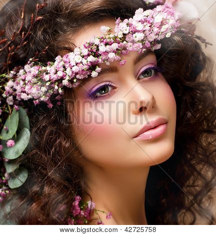 Closeup Portrait hÃ¼bsche Frau mit Kranz rosa BlÃ¼ten. natÃ¼rliche SchÃ¶nheit