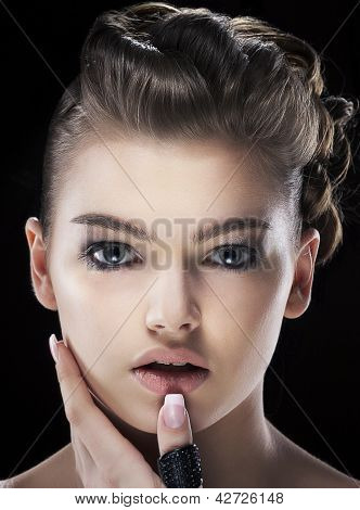Magnetismo. Sensual carismática jovem olhando. Daze