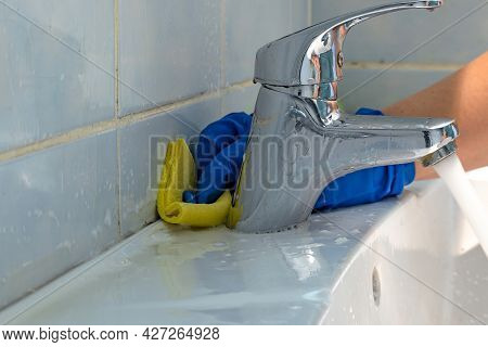 Cleaning Of Inter Tile Joints In Bathroom From Dirt And Black Poisonous Mold In Hard To Reach Place 