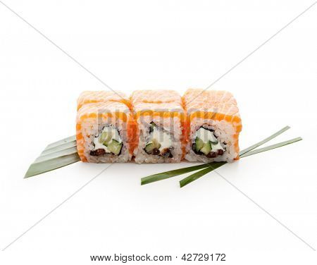 ม้วนกับครีมชีส แซลมอนโร (ikura) และแตงกวาใน ปลาแซลมอน และภายนอก เสิร์ฟกับสลัด 