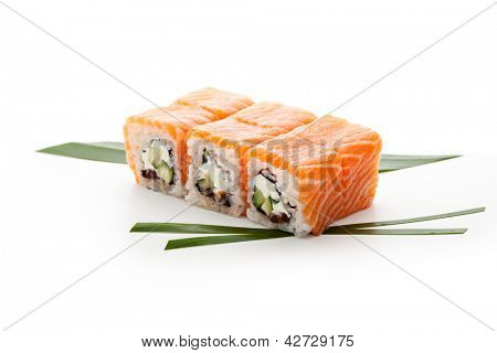 ม้วนกับครีมชีส แซลมอนโร (ikura) และแตงกวาใน ปลาแซลมอน และภายนอก เสิร์ฟกับสลัด 