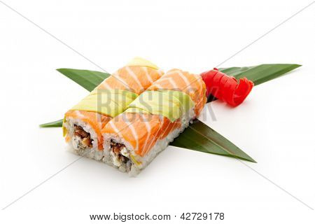 เรนโบว์ร็อคเฟลเลอร์ซูชิ - ม้วนปลารมควัน (unagi) และครีมชีสภายใน ปลาแซลมอนและอโวคาโด outsid