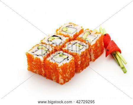 California Maki Sushi z Masago - Roll z mięsa kraba, awokado, ogórek, wewnątrz. Masago (pachniał
