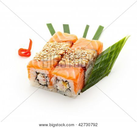 Maki Sushi - Roll med Avocado og krabbekød inde. Laks og røget ål (unagi) ouside