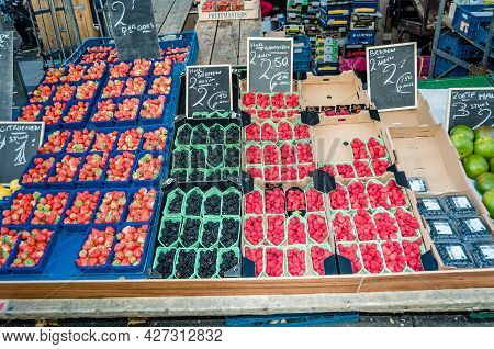 Amsterdam, The Netherlands - November 17, 2018: Fresh Fruit And Vegetable Stall In The Albert Cuyp M