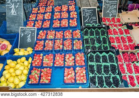 Amsterdam, The Netherlands - November 17, 2018: Fresh Fruit And Vegetable Stall In The Albert Cuyp M