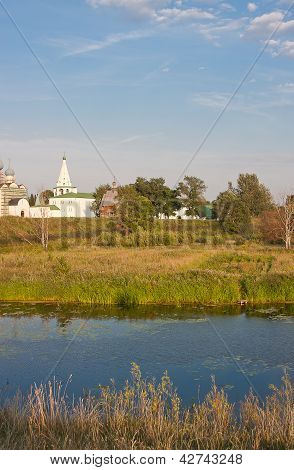 Schöne Sommerlandschaft bei einem Teich, Vladimirskiy Gebiet, Russland