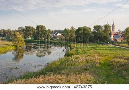Schöne Sommerlandschaft bei einem Teich, Vladimirskiy Gebiet, Russland