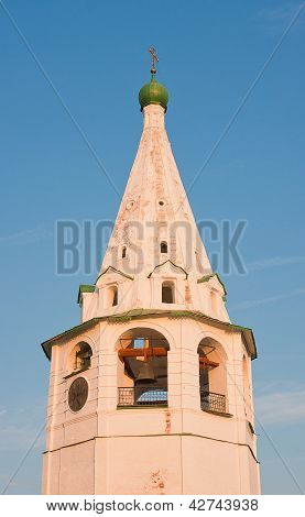 Kirche auf einem Hintergrund blauer Himmel, Vladimirskiy Gebiet, Russland