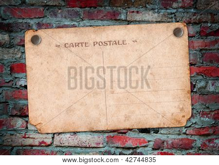 Carte Postale su un muro di mattoni
